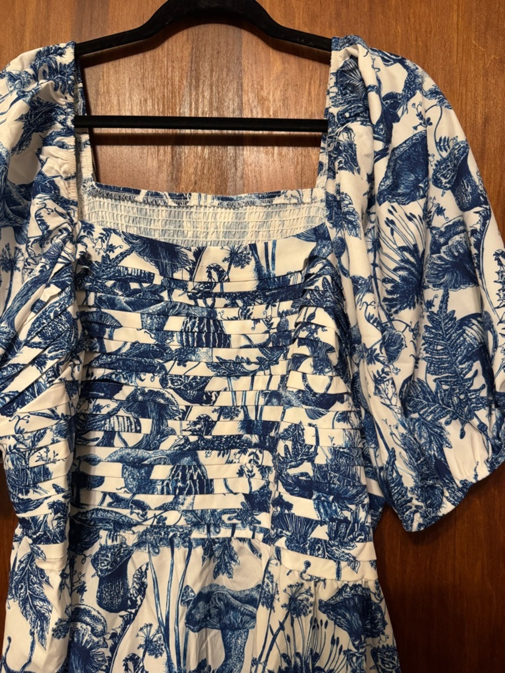Women’s Plus Size Blue and White Floral Puff Sleeve Dress - Size 4X - Picture 3 of 6